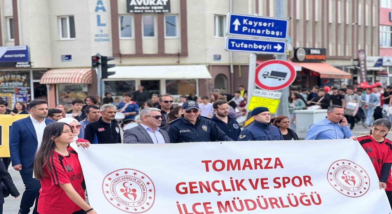 Tomarzada coşkulu Gençlik yürüyüşü