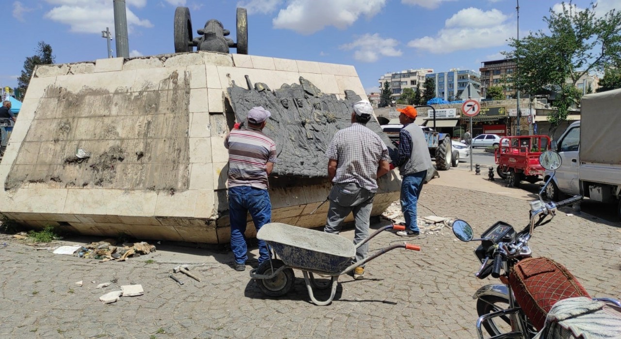 Topçu Meydanının simgesi 12ler anıtı yenileniyor