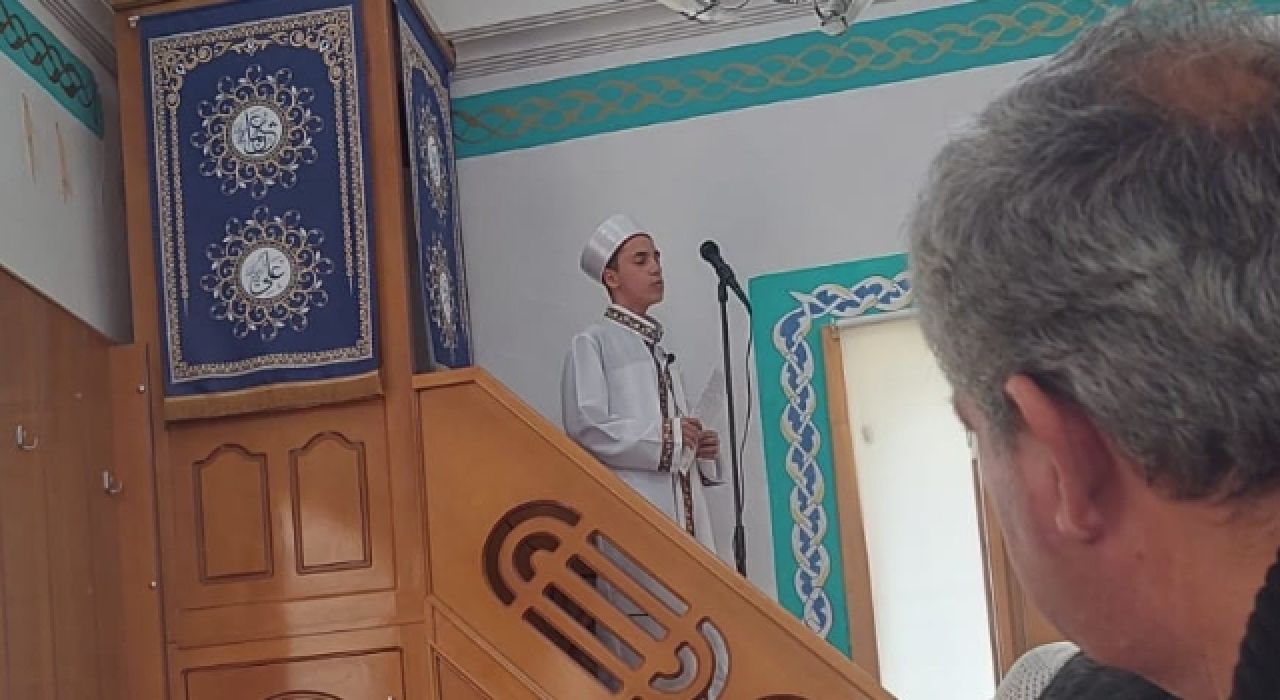 Toprakkale’de Cuma Namazını İmam Hatipli Öğrenciler Kıldırıyor