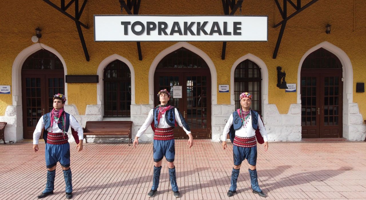 Toprakkale’de Gençlerden Anlamlı Gösteri: Tarihi Mekânlarda Zeybek Oynadılar