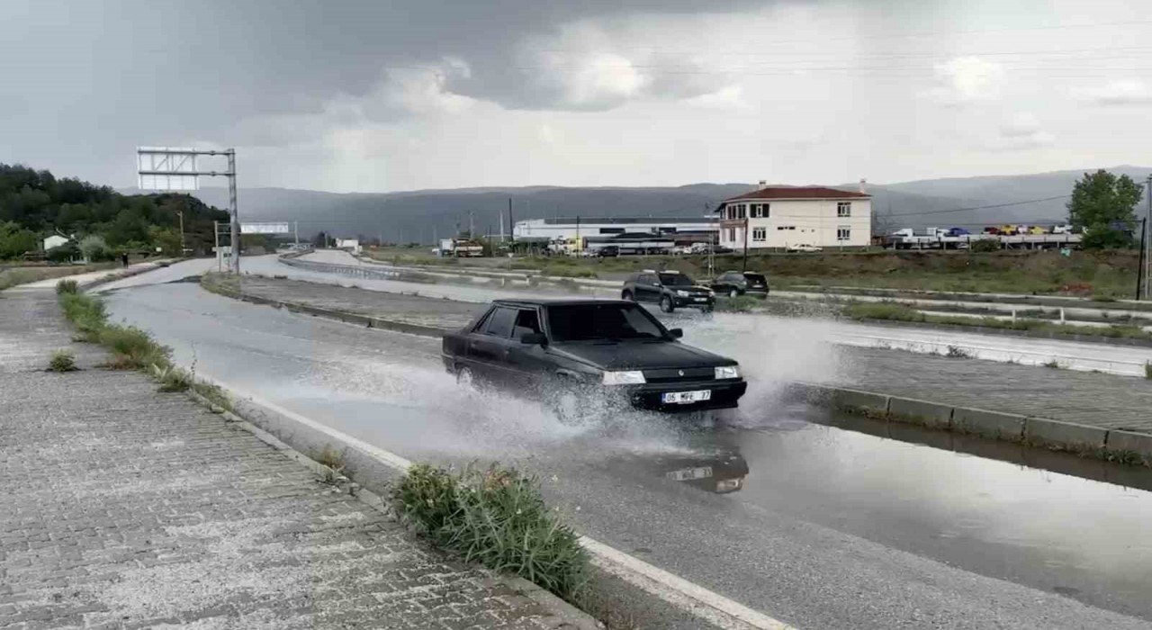 Tosyada sağanak yağış etkili oldu, yollarda su birikintisi oluştu