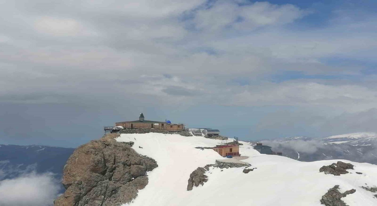 Trabzonda 3 bin 200 rakımda karla mücadele