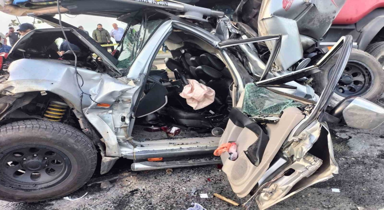 Trabzonda iki tır arasına sıkışan araç hurdaya döndü: 3 yaralı