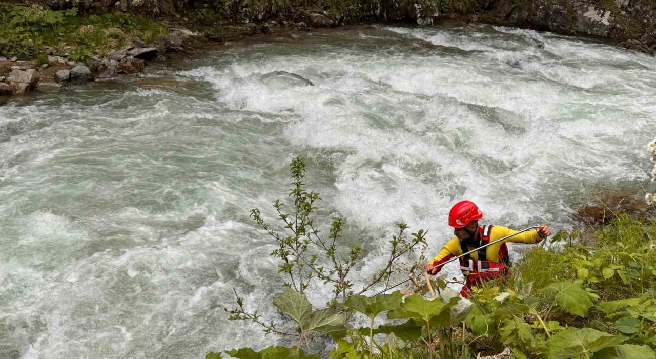 Trabzonda su içmek isterken dereye düşen çocuk için arama çalışması başlatıldı