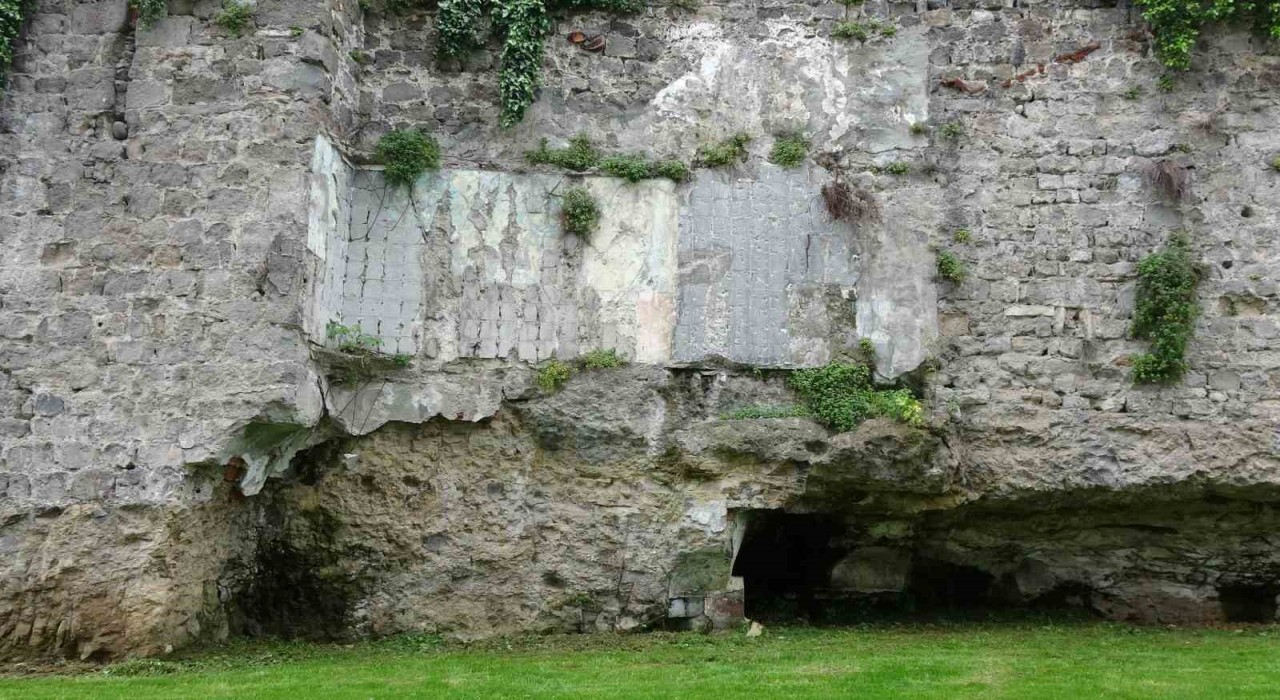 Trabzonda tarihi surlardaki fayans kirliliği temizlendi