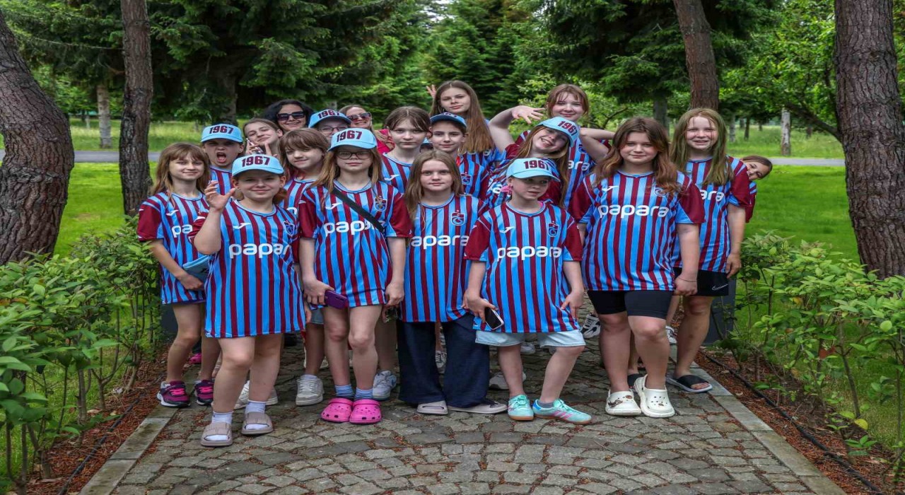 Trabzonsporlu futbolcular Ukraynalı çocuklarla bir araya geldi