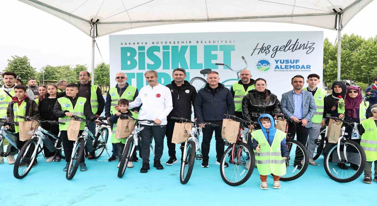 Trafik Haftasında Başkan Alemdar, 10 kişiye bisiklet ve kask hediye etti