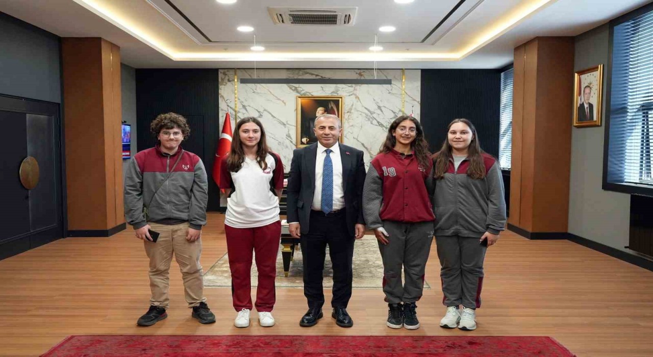 Trafik konulu resim yarışmasında dereceye giren öğrenciler Emniyet Müdürü Kurtu ziyaret etti