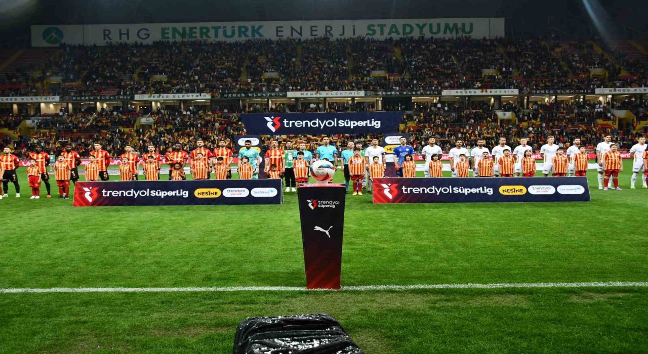Trendyol Süper Lig: Kayserispor: 2 - Antalyaspor: 1 (İlk yarı)