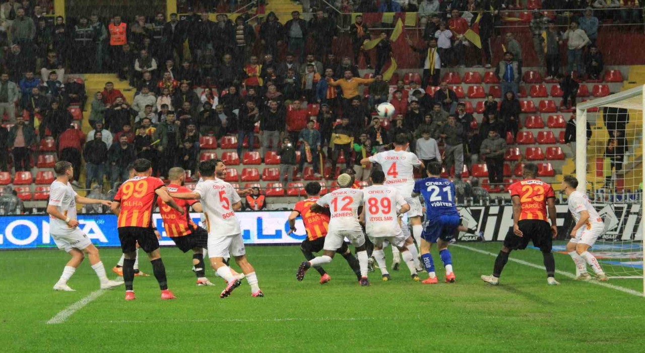 Trendyol Süper Lig: Kayserispor: 3 - Antalyaspor: 1 (Maç sonucu)