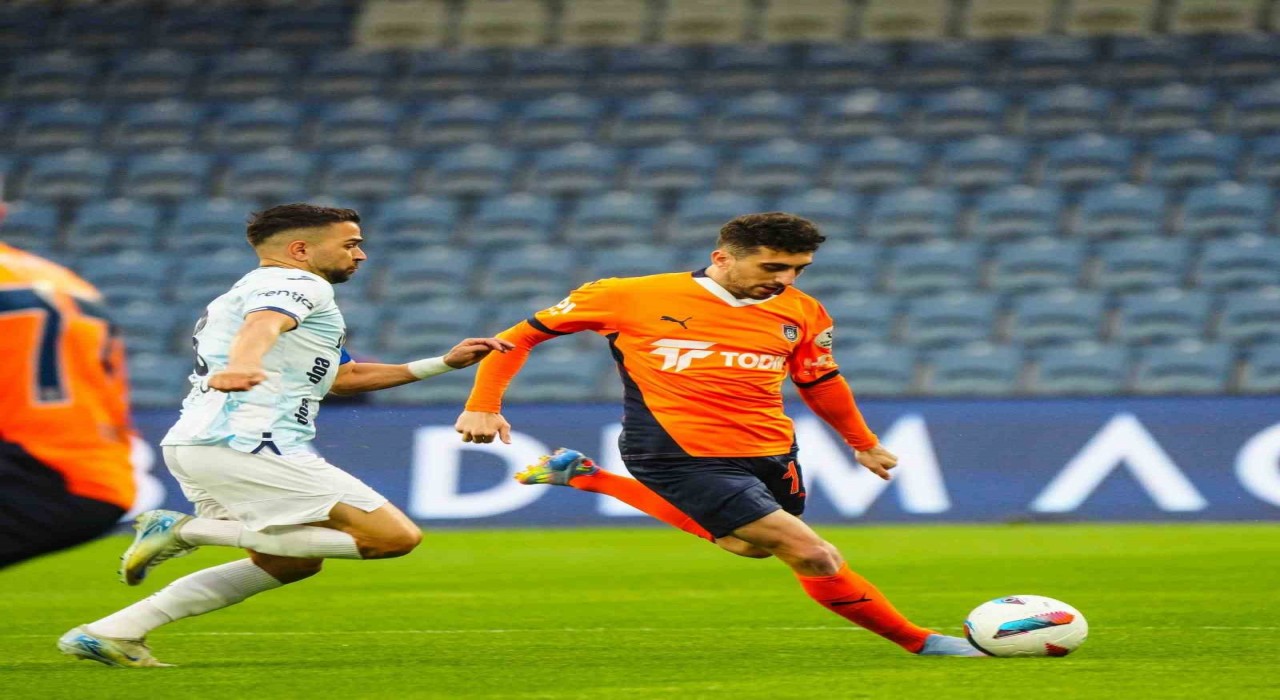 Trendyol Süper Lig: RAMS Başakşehir: 2 - Adana Demirspor: 1 (İlk yarı)
