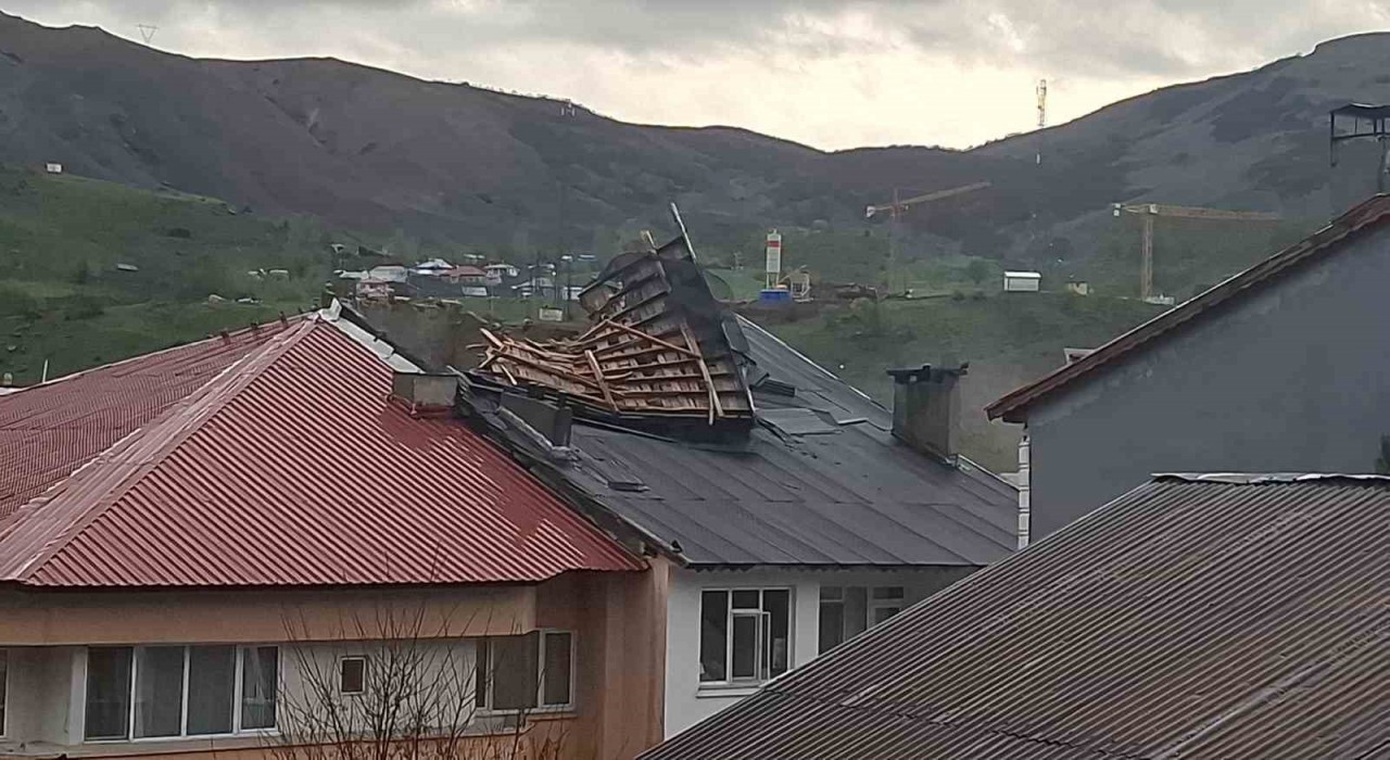 Tuncelide fırtına etkili oldu, çatılar uçtu, ulaşımda aksamalar yaşanıyor