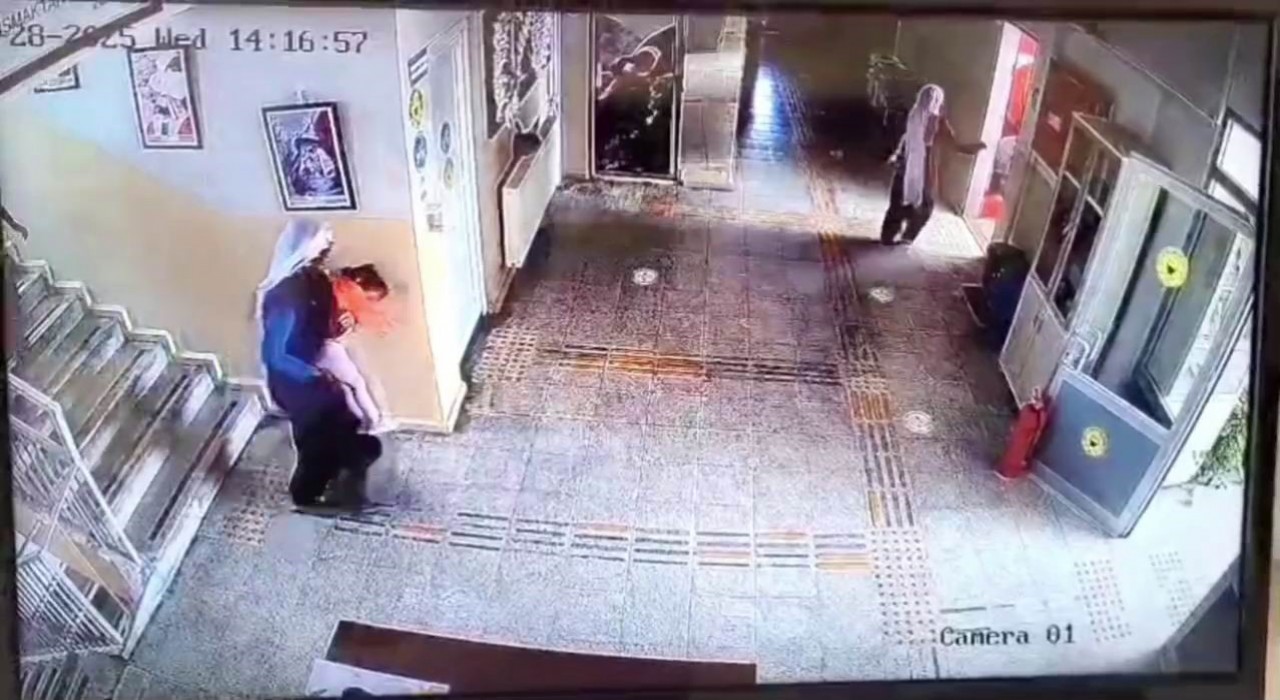 Tuncelide müdürün Heimlich manevrası, minik çocuğun hayatını kurtardı