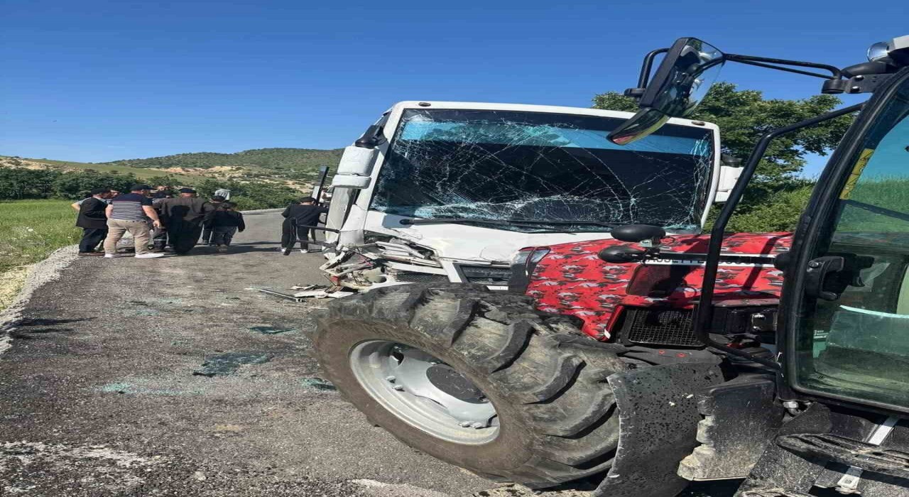 Tuncelide öğrenci servisi kaza yaptı: 8 öğrenci yaralandı