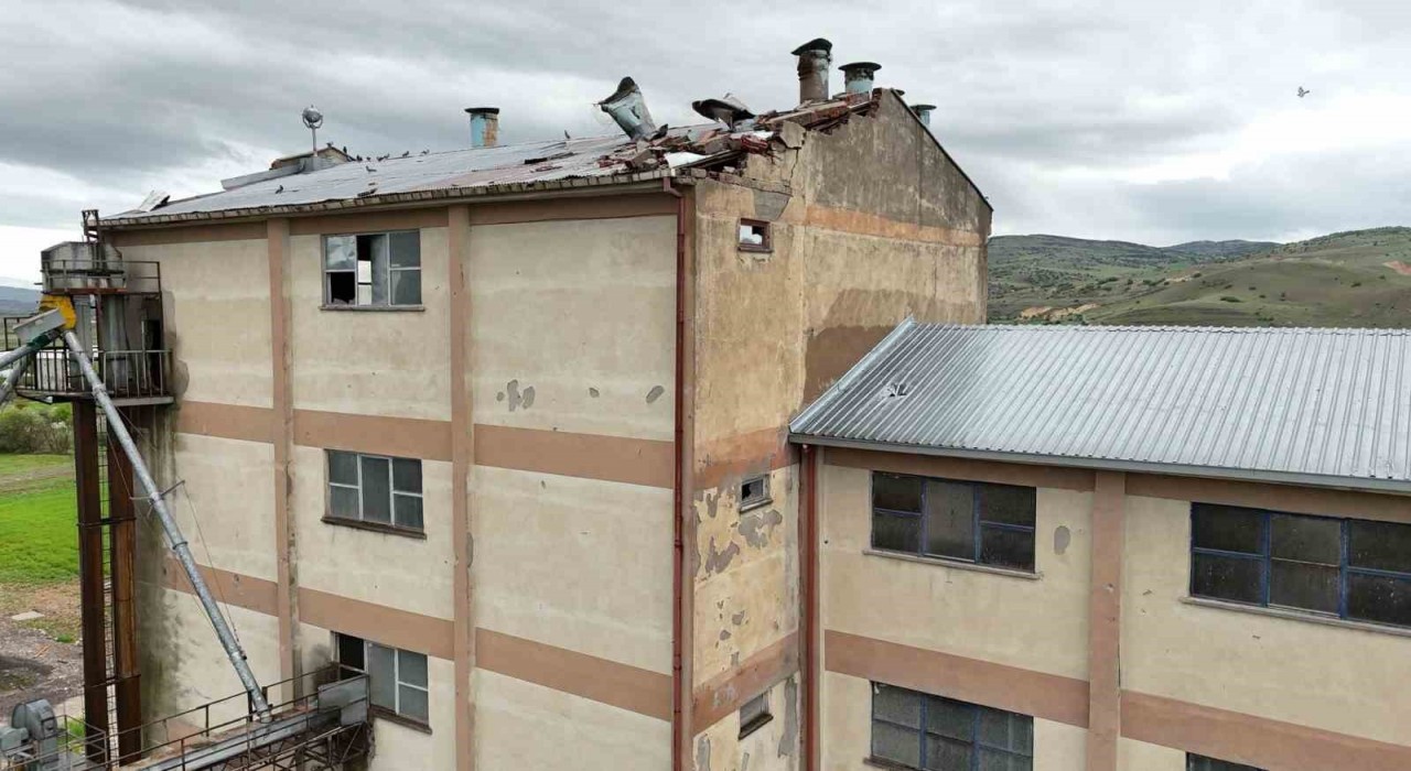 Tuncelinin tek un fabrikası, fırtınadan ciddi zarar gördü