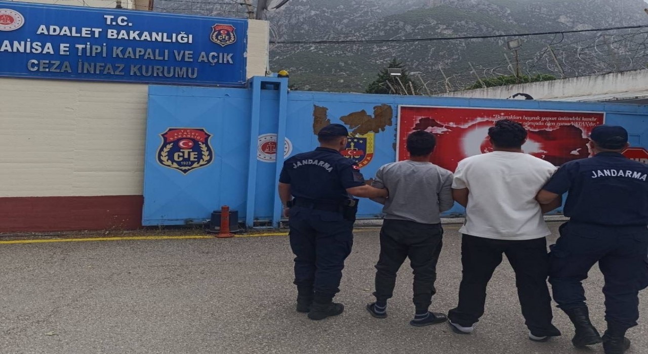 Turgutluda aranan 2 şahıs jandarmadan kaçamadı