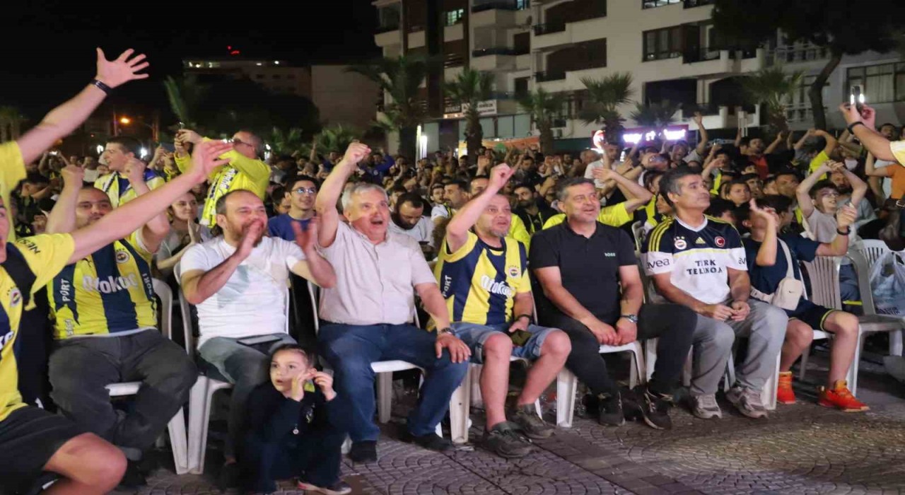 Turgutluda Fenerbahçe Bekonun tarihi zaferi dev ekranda izlendi