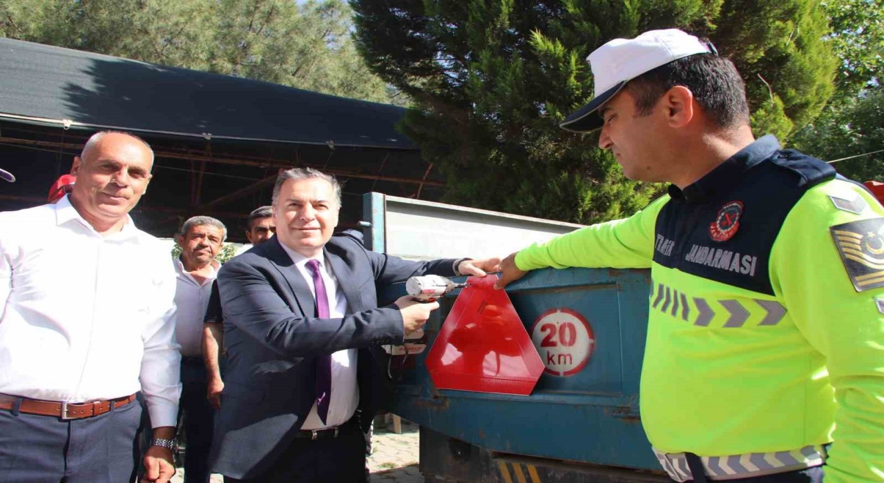 Turgutluda traktör sürücülerine reflektör uyarısı yapıldı
