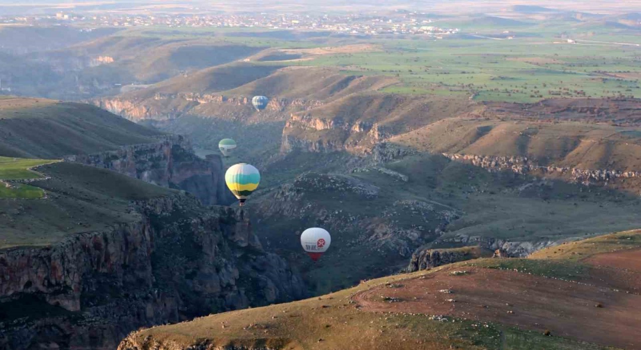Turistler balon ile Ihlara Vadisini havadan keşfediyor