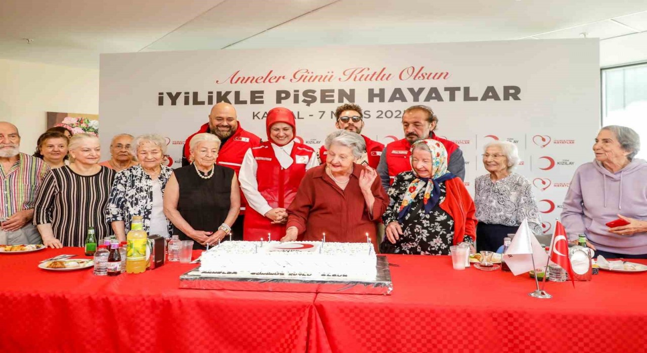 Türk Kızılaydan deprem bölgesinde ‘Anneler Günü kutlaması