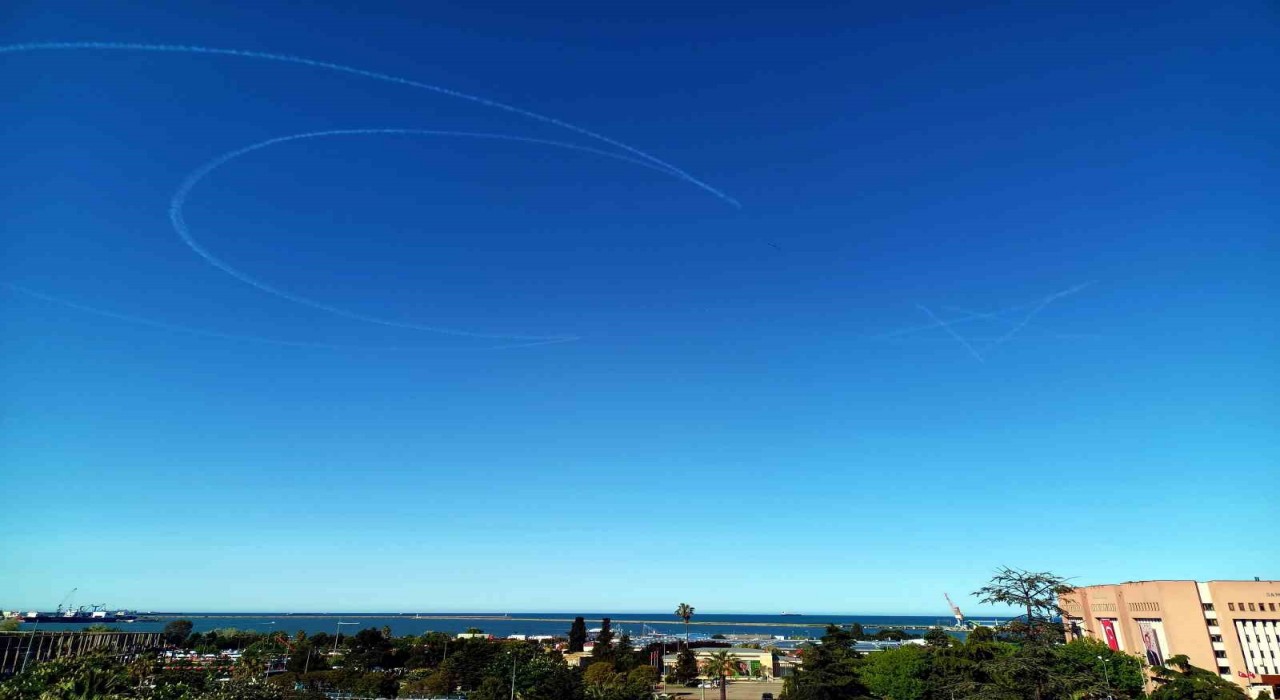 Türk Yıldızları Samsun semalarında ay-yıldız çizdi