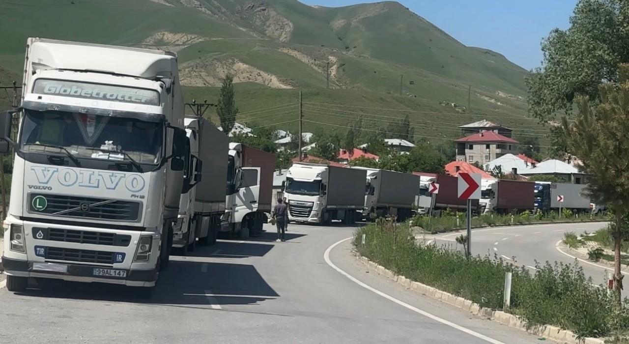 Türkiye-İran sınırında 2 kilometrelik tır kuyruğu