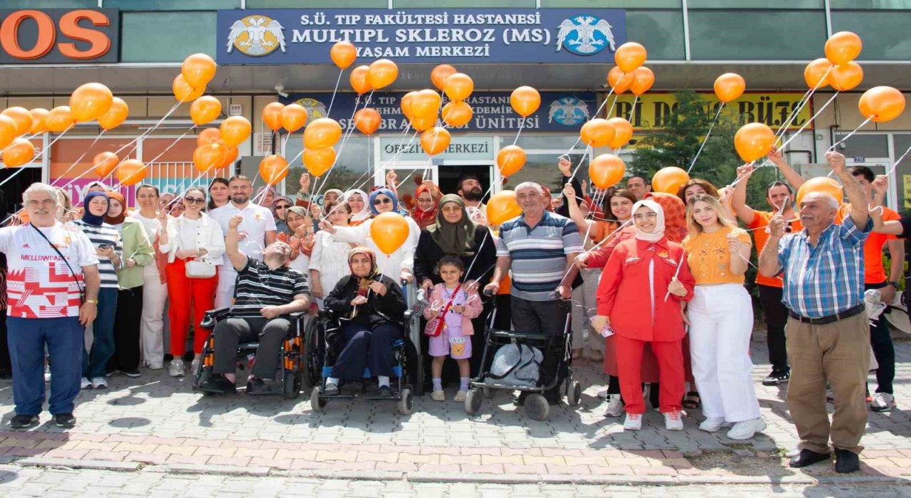 Türkiyenin ilk MS Yaşam Merkezinde turuncu balonlar gökyüzüyle buluştu