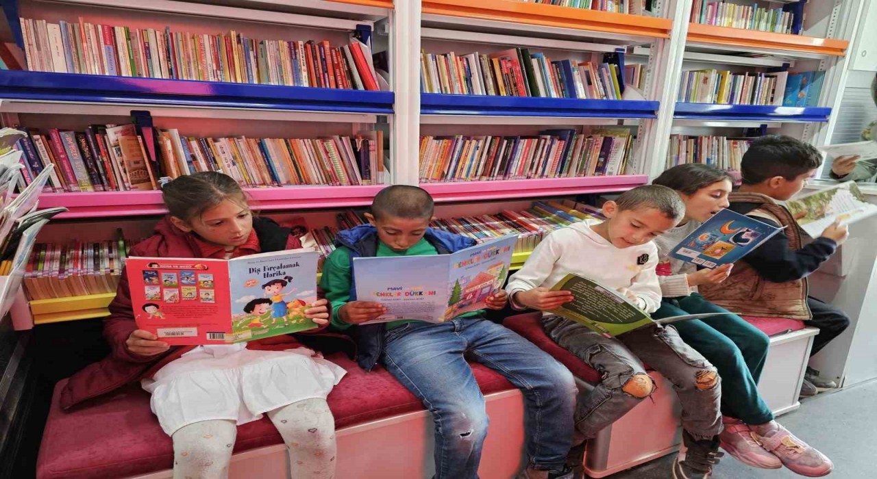 Tutakta çocuklar Gezici Kütüphane ile tanıştı