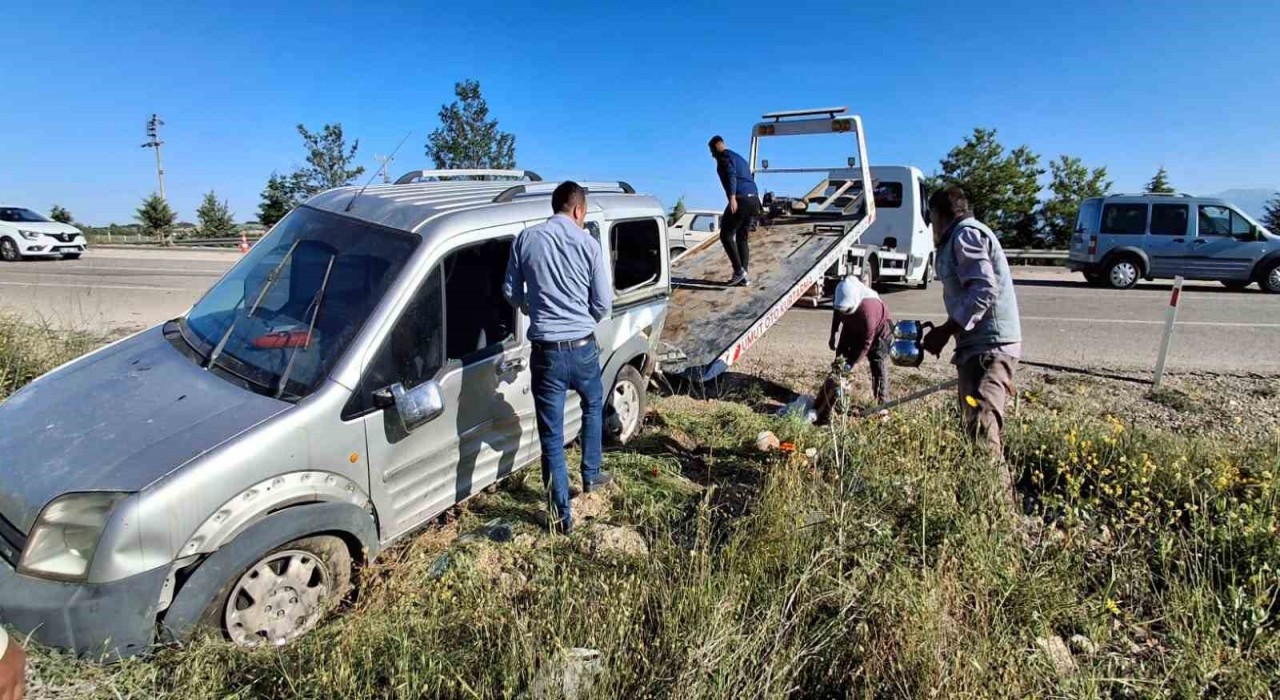 Tütün işçilerini taşıyan otomobil, hafif ticari araçla kafa kafaya çarpıştı; 6 yaralı