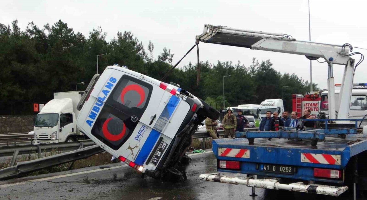 Tuzlada hasta nakil ambulansı yan yattı: 3 yaralı