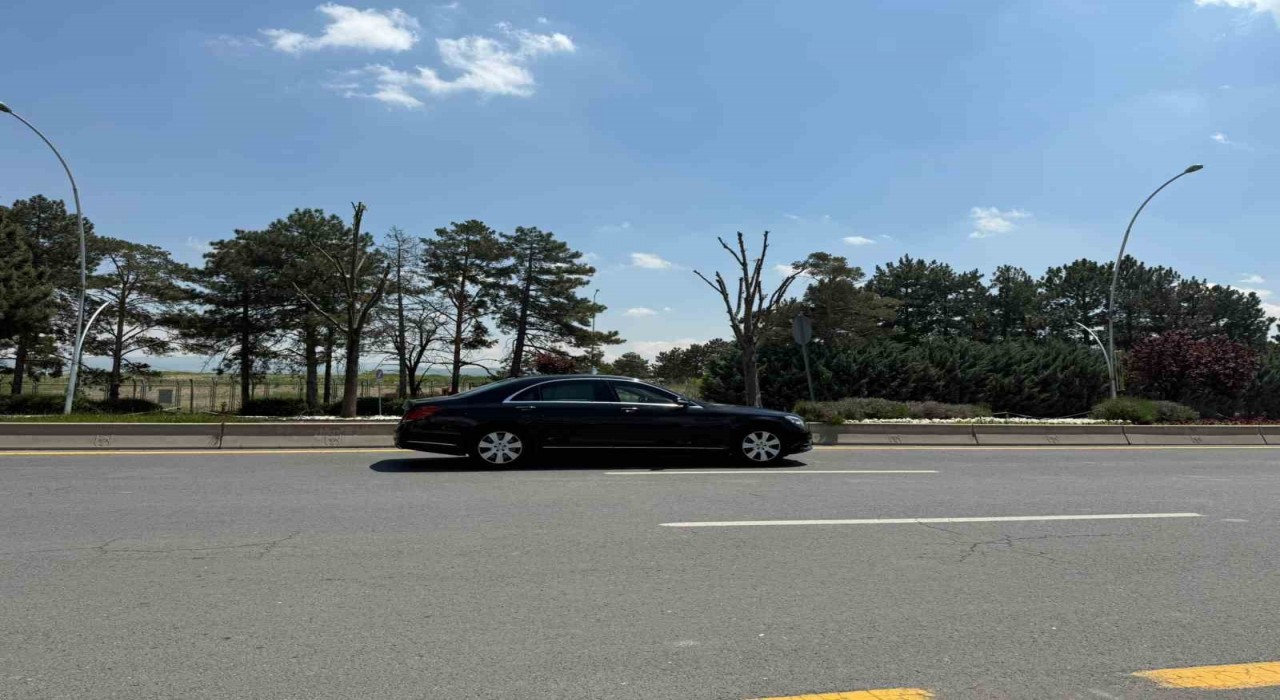 Ukrayna Devlet Başkanı Zelenskiyi taşıyan uçak Ankaraya indi