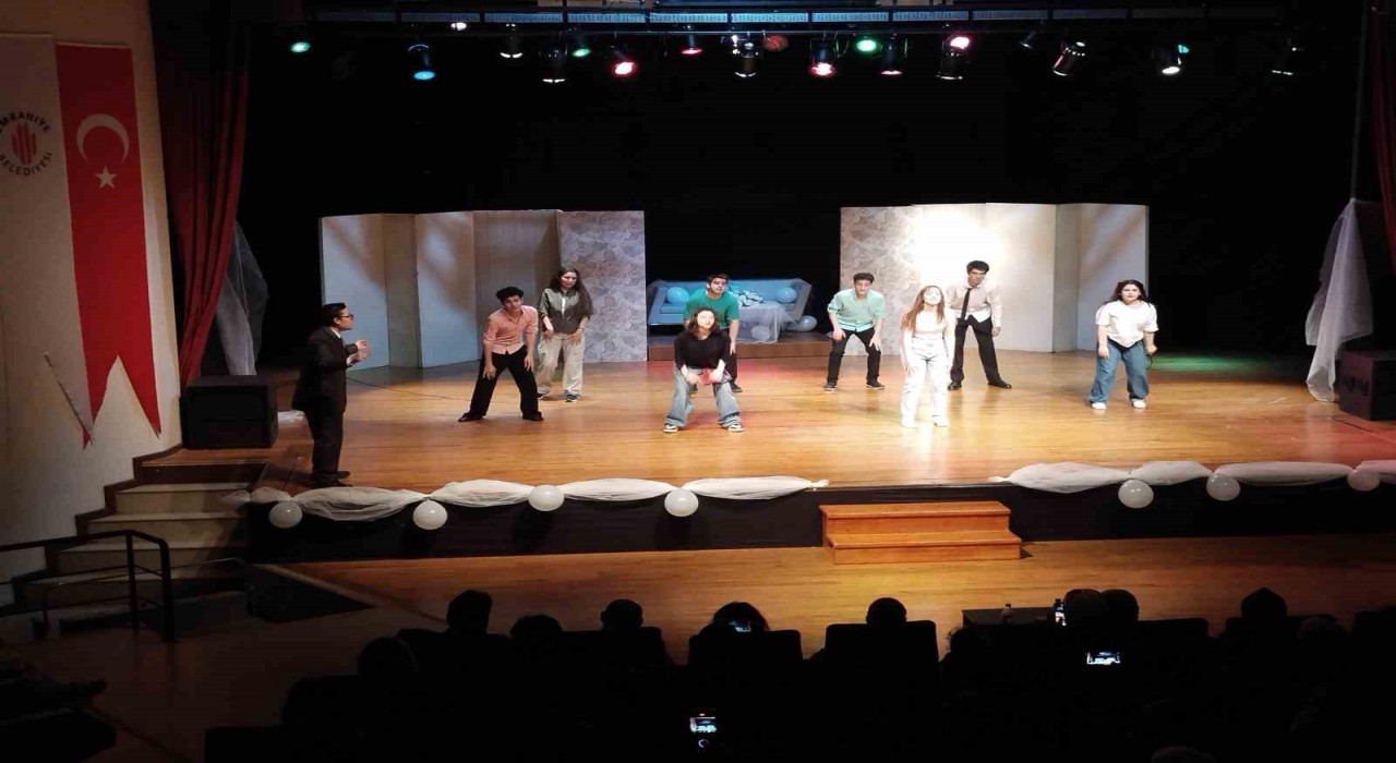Ümraniye Belediyesinin Görsel Sanatlar Akademisinin hazırladığı yıl sonu gösterisi seyirci ile buluştu