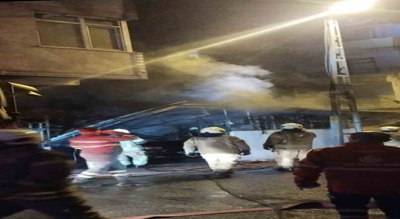 Ümraniyede çıkan yangında gecekondu ve park halindeki otomobil kullanılamaz hale geldi
