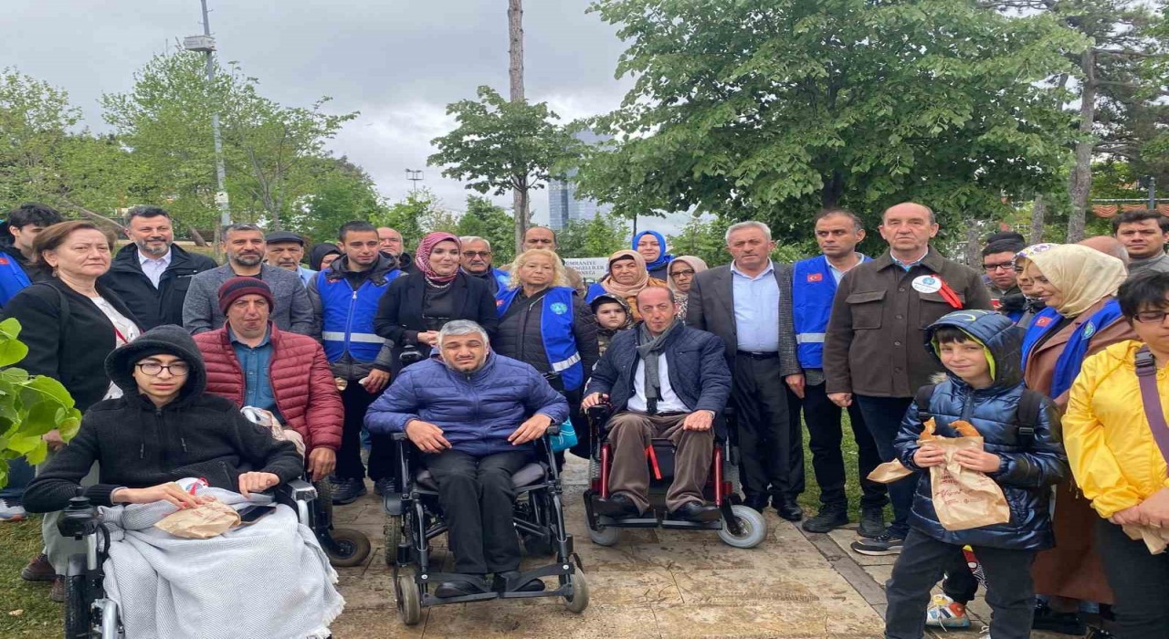 Ümraniyede engelli vatandaşlar, Senin de Bir Ağacın Olsun sloganıyla fidanları toprakla buluşturdu