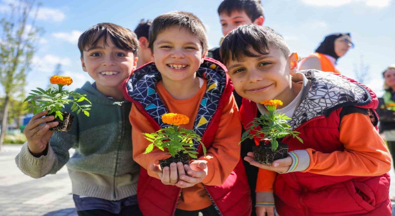 Ümraniyede minikler toprakla buluştu, geleceğe umut ekti