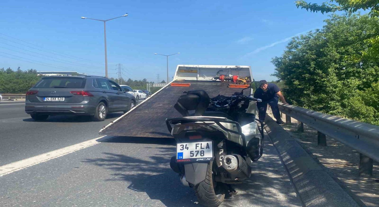 Ümraniyede motosiklet belediye işçisine çarptı: 1i ağır 2 yaralı