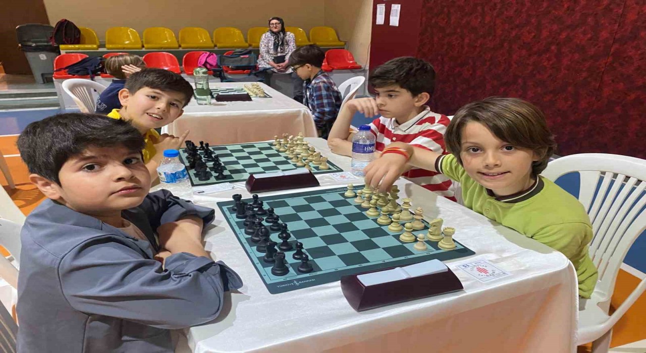 Ümraniyede satranç heyecanı: Zeka ve strateji nefes kesti