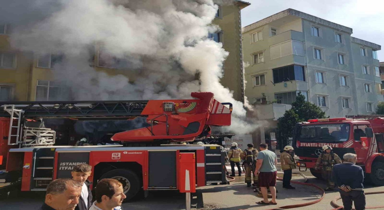 Ümraniyede ucuzluk pazarında yangın: Dükkan sahibi gözyaşları içinde izledi