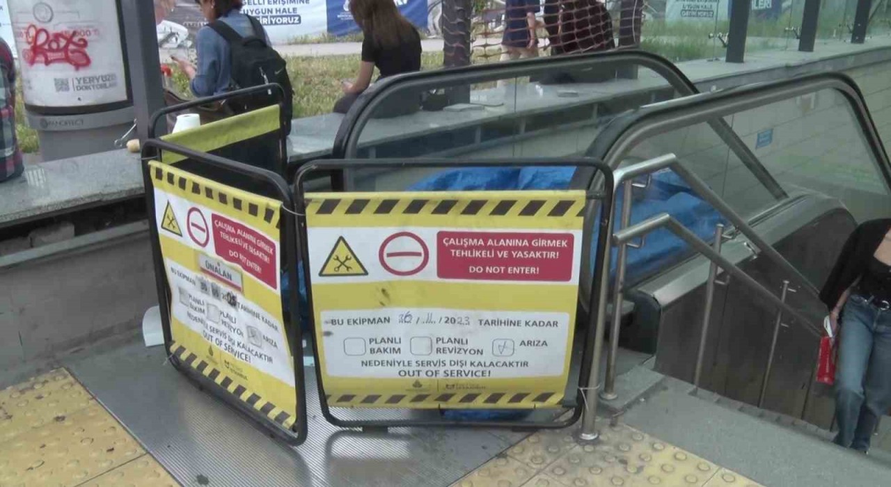 Ünalan Metro İstasyonunda yürüyen merdiven kırıldı