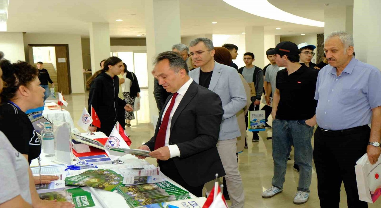 Üniversite adayları AÜB tanıtım fuarında geleceklerini şekillendiriyor