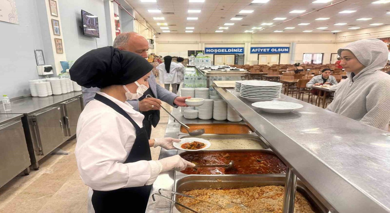Üniversite öğrencilerine keşkek ikramı