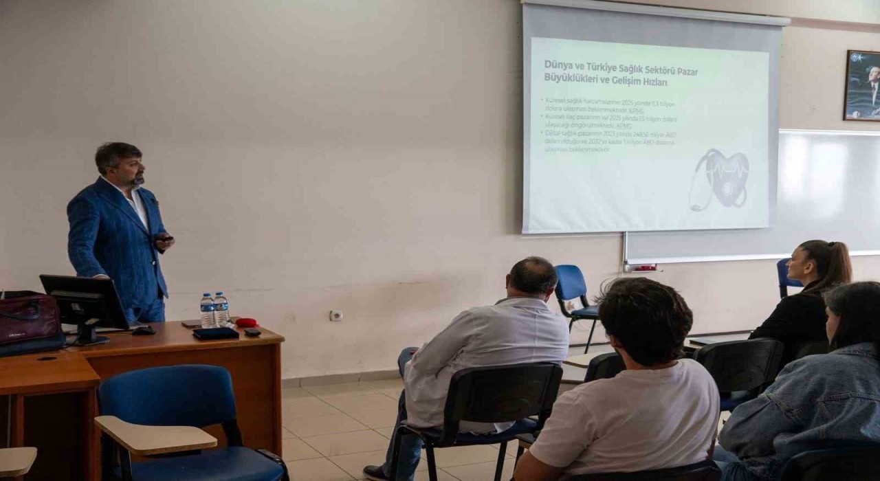 Üniversite öğrencilerine Sağlık Sektöründe Pazarlama İletişimi Stratejileri Eğitimi
