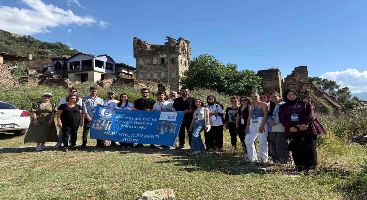 Üniversiteli gençler, tarihi Arpaz Kulesine dikkat çekti