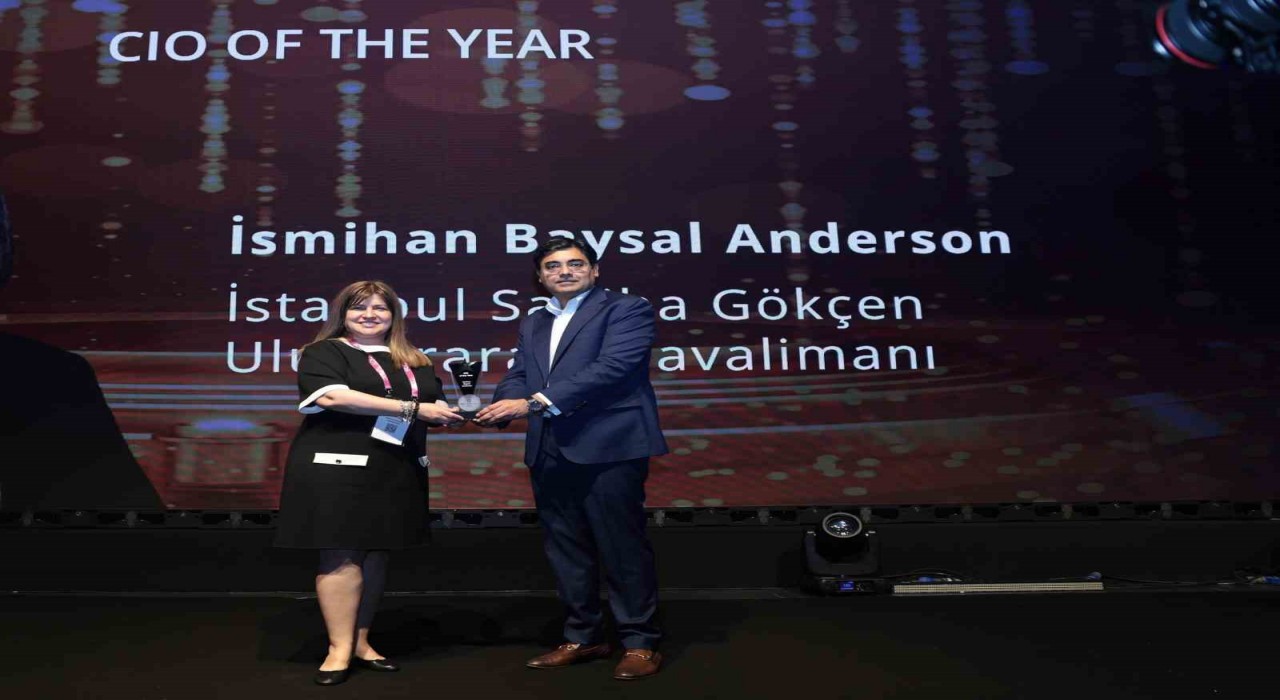 Üretken Yapay Zeka Asistanı SAVVy, İstanbul Sabiha Gökçene Yılın En İyi CIOsu ödülünü getirdi