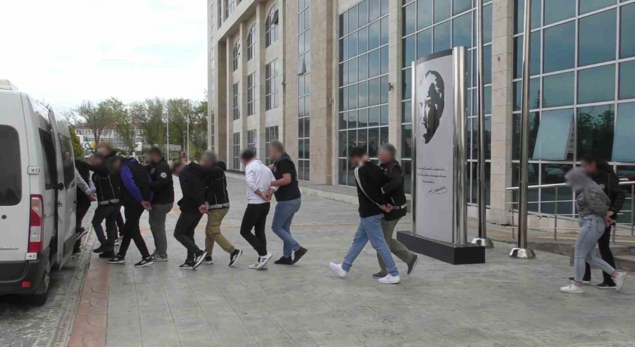 Uşakta 11 uyuşturucu satıcısı tutuklandı