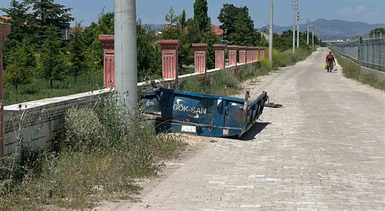 Uşakta hemzemin geçitte traktör ile tren çarpıştı: 1 yaralı