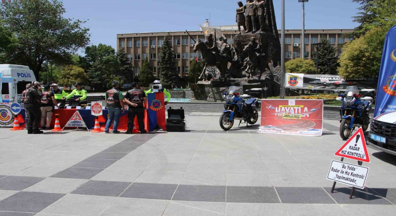 Uşakta öğrencilere kırmızı düdük dağıtıldı