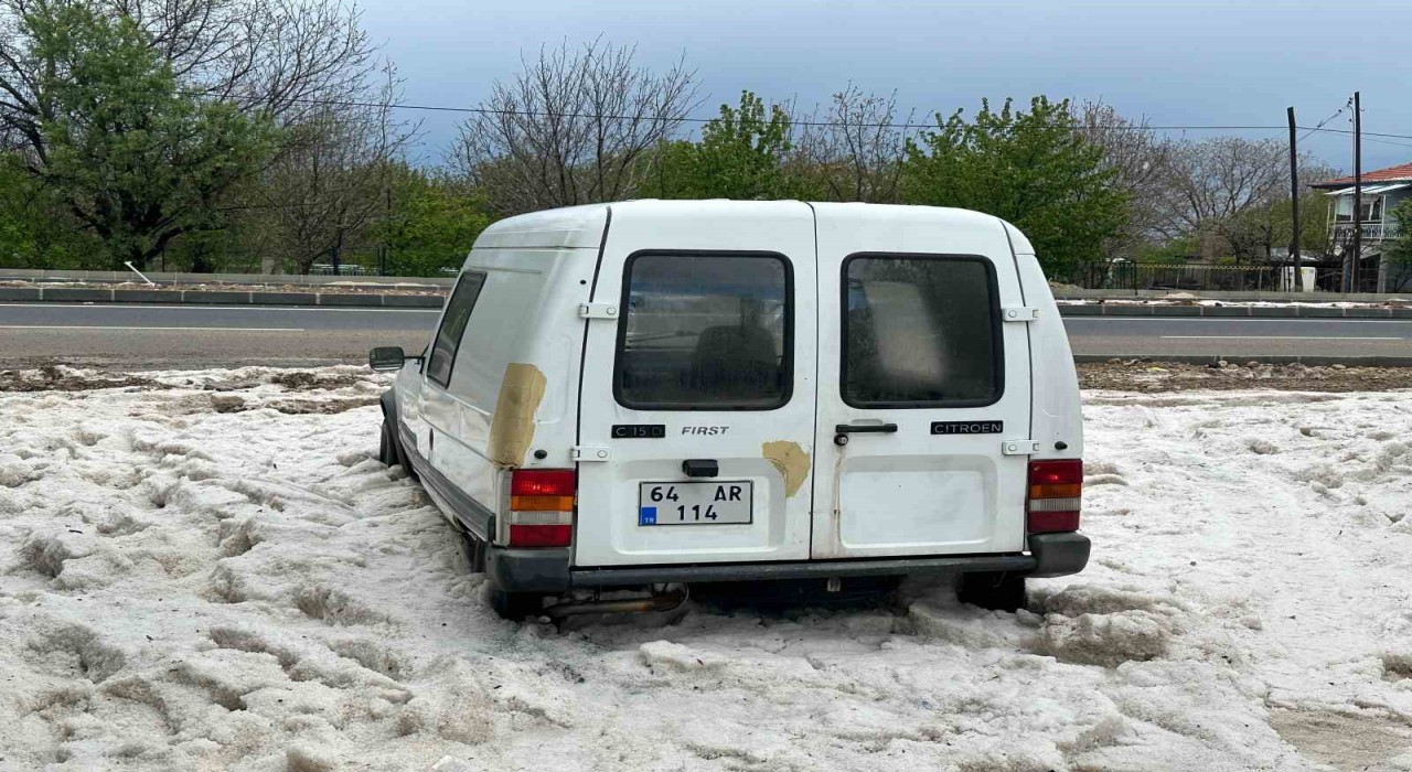 Uşakta sağanak ve dolu yağışı etkili oldu