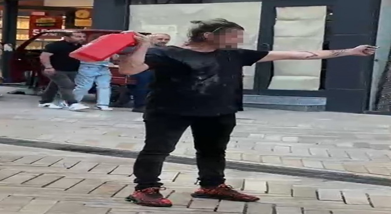 Üstüne benzin dökerek kendini yakmak istedi, polis engel oldu