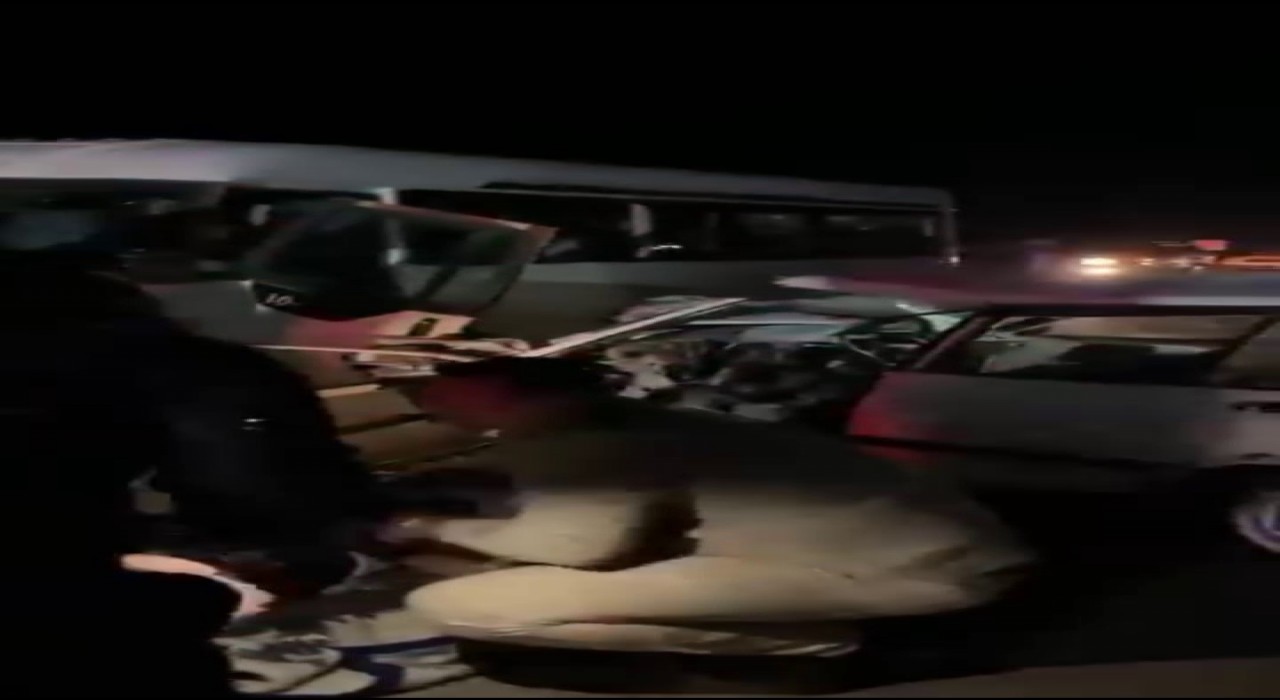 Uzunderede midibüs ile otomobil çarpıştı: 2 yaralı